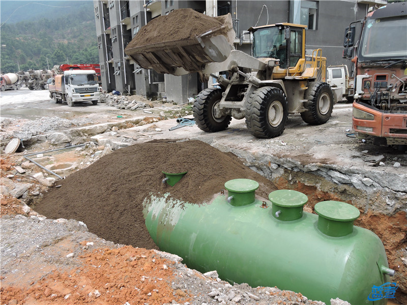 藍(lán)壹一體化污水處理設(shè)備填埋現(xiàn)場