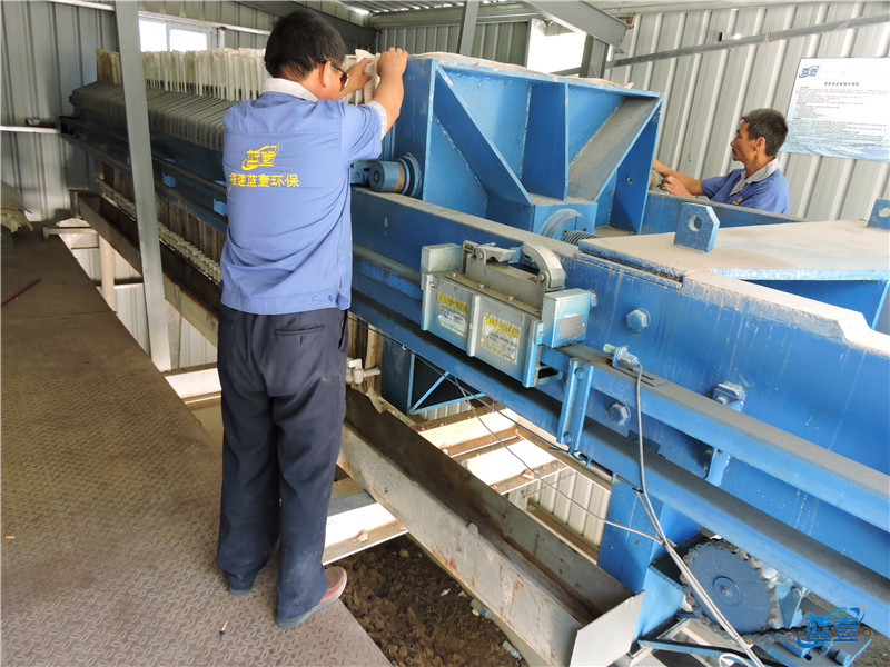 源石污水處理設(shè)備調(diào)試現(xiàn)場